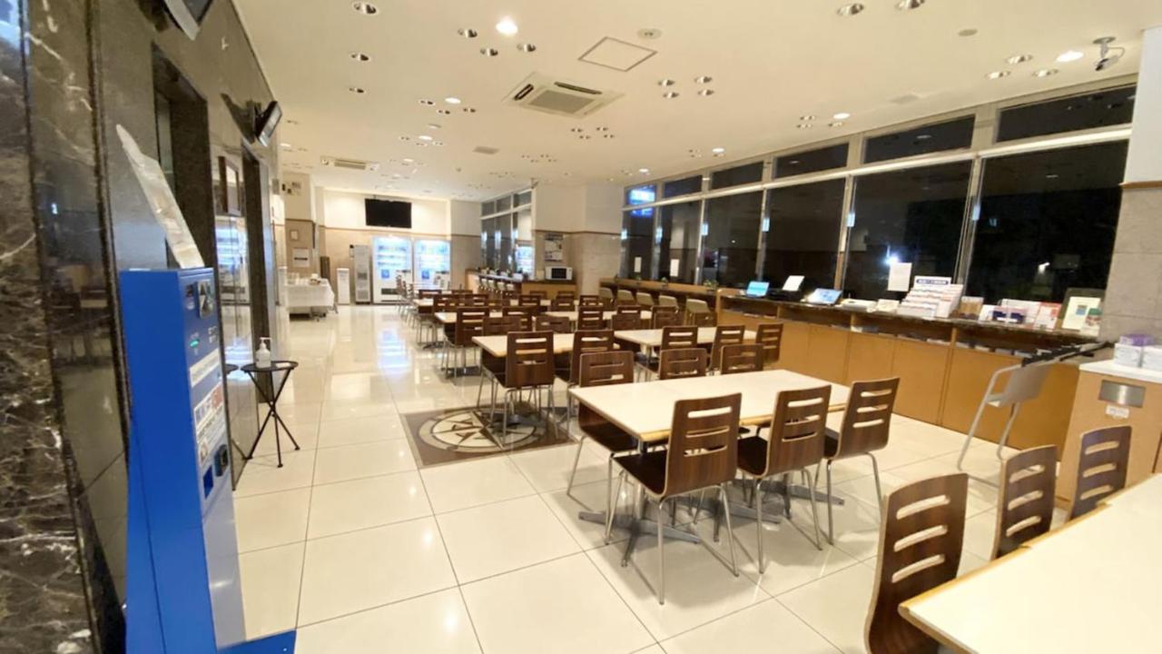 Toyoko Inn Okayama Eki Nishi Guchi Hiroba Exterior foto