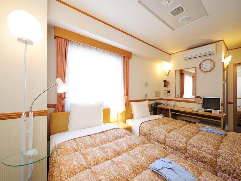 Toyoko Inn Okayama Eki Nishi Guchi Hiroba Exterior foto